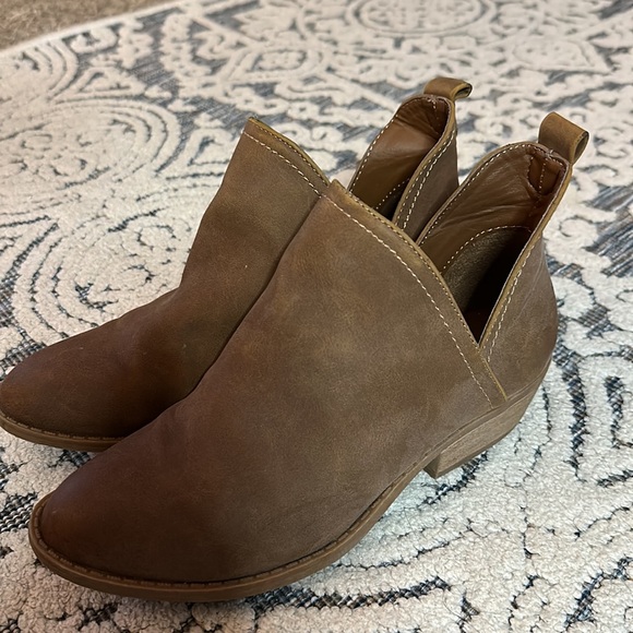 Universal Threads Booties - Picture 2 of 4